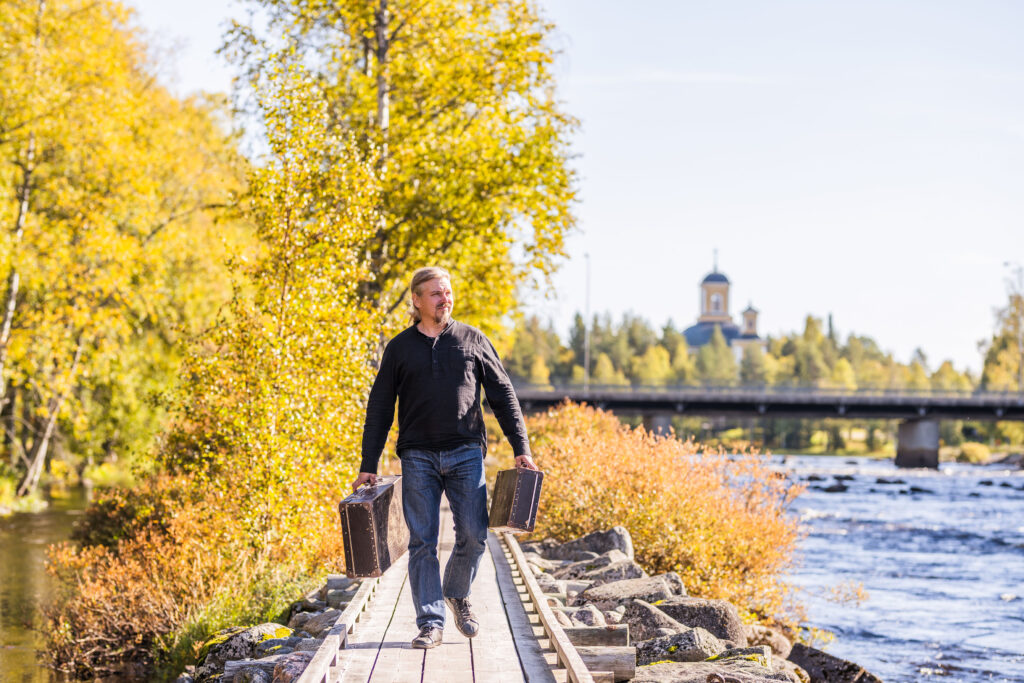 Mies matkalaukkujen kanssa