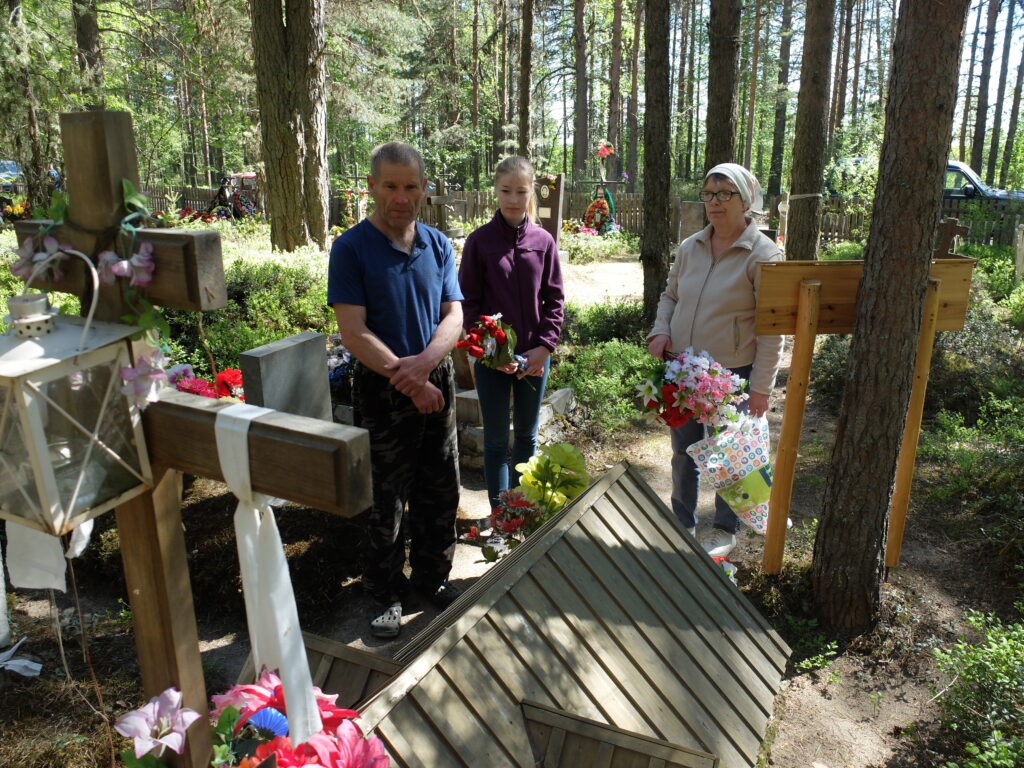Vuokkiniemen kalmisto, kropnitsa ja 3 ihmistä seisomassa