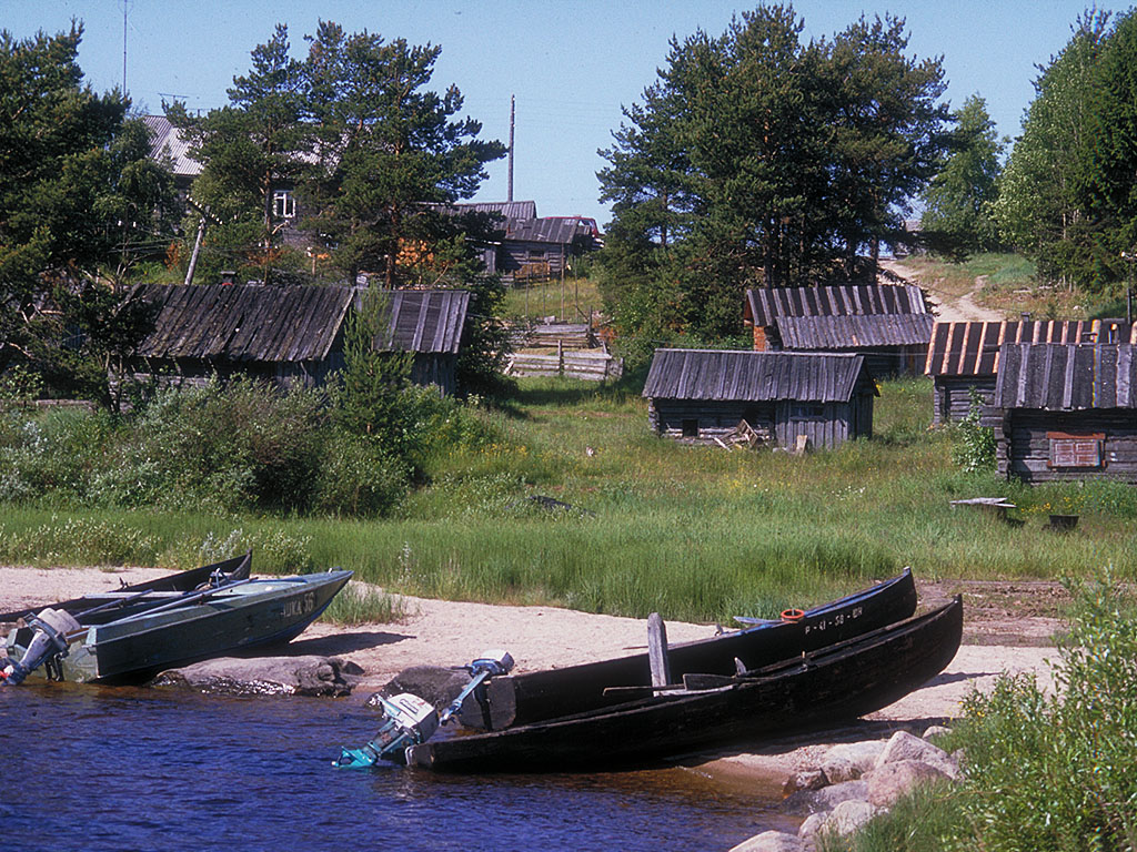 Järven rannalla veneitä