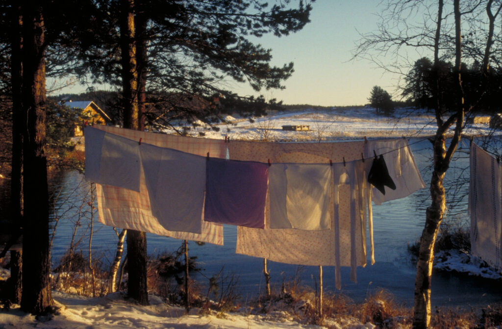 Venehjärvellä pyykkejä kuivumassa naruilla