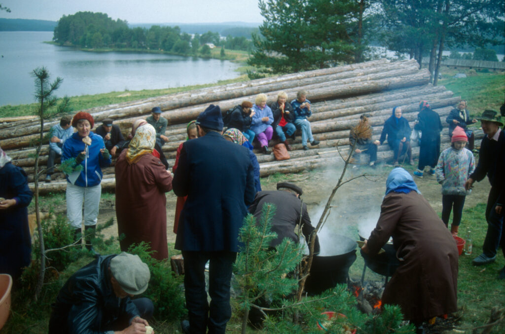 Pohrotscha: ihmisiä pässiä syömässä