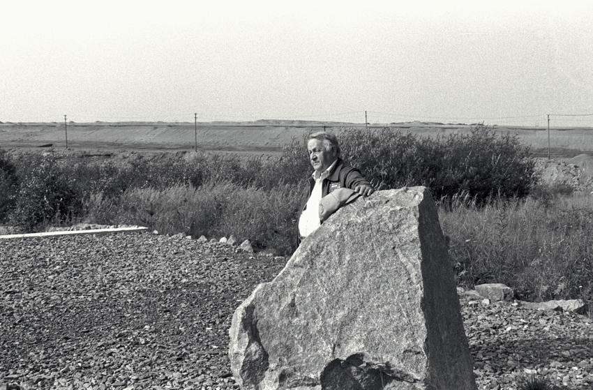 Jaakko Rugojev ison kiven vieressä