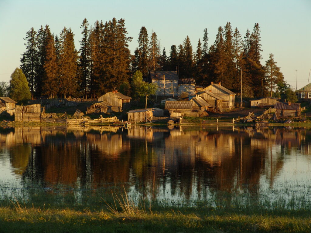 Paanajärven kylämaisema järveltä
