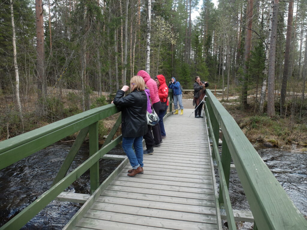 Ihmisiä sillalla