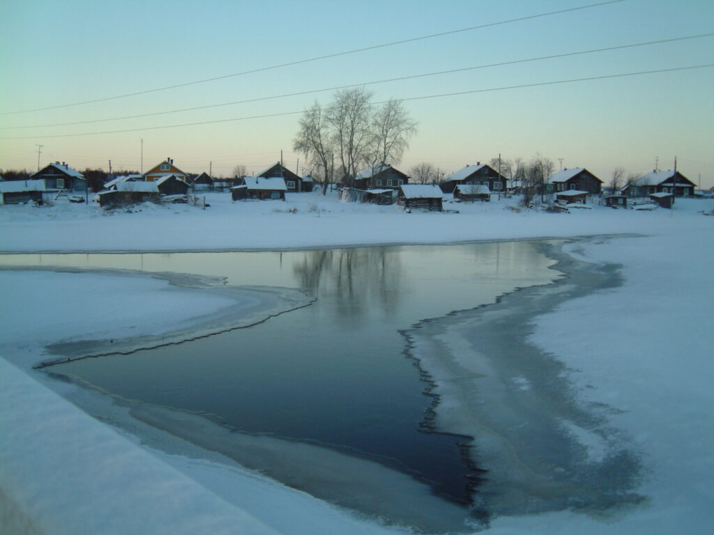 Kylämaisema järvellä talvella