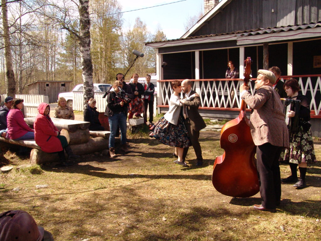 Tanssijaiset ulkona