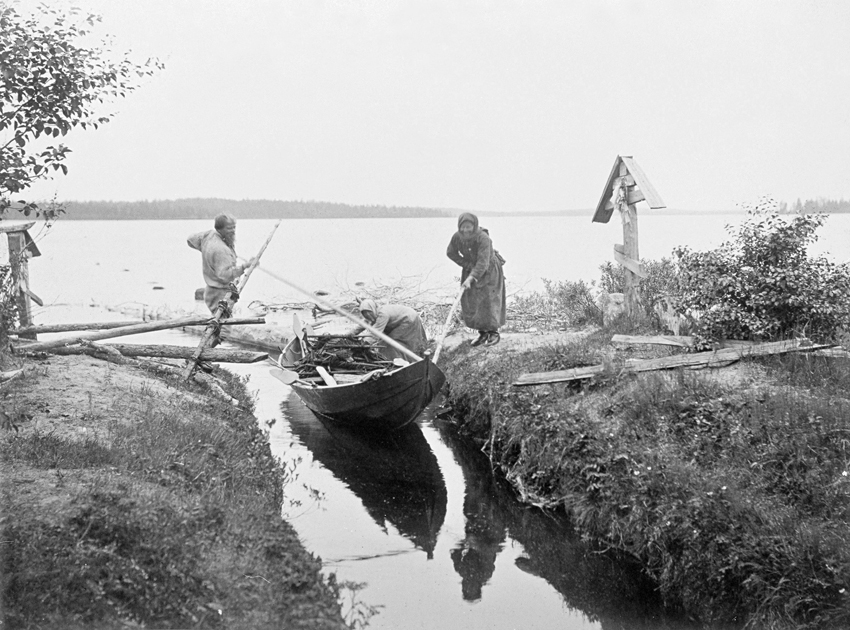 Veneen saattaminen kanavaan